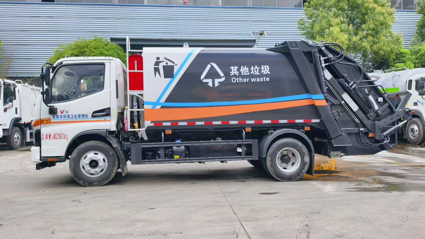 Hydraulic waste compactor