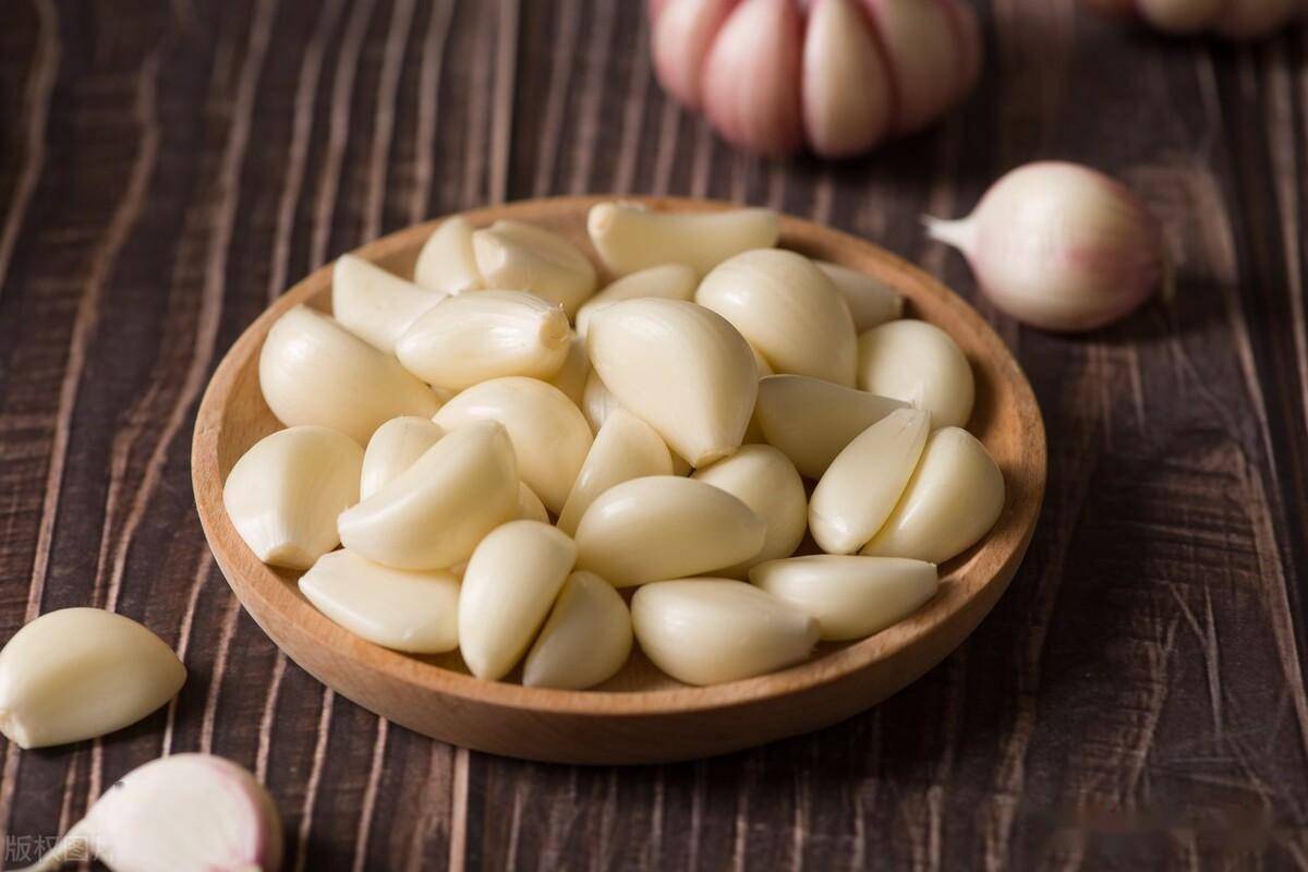 peeled garlic