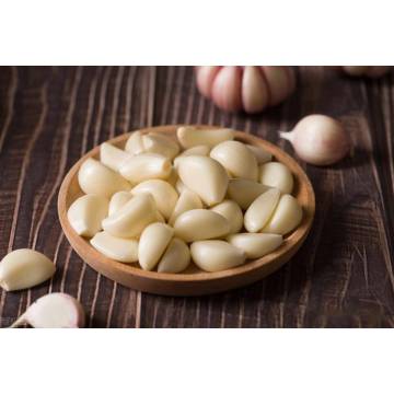 রান্নায় ব্যবহারের জন্য তাজা সাদা রসুনের বাল্ব