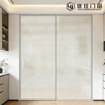 洗練されたホワイトフレームの半透明ガラス引き戸