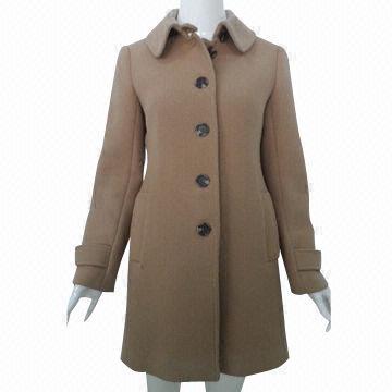 Women's coat with contrasted button