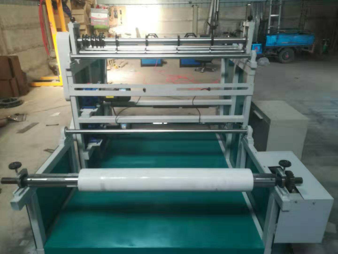 Meltblown fabric slitting and rewinding machine