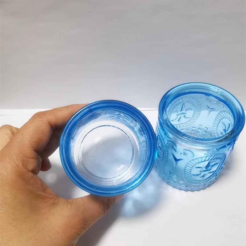 Маляўнічыя рэльефныя шкляныя свечкі ўпрыгожваюць падарункі