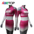 Competição de jovens uniformes de alegria