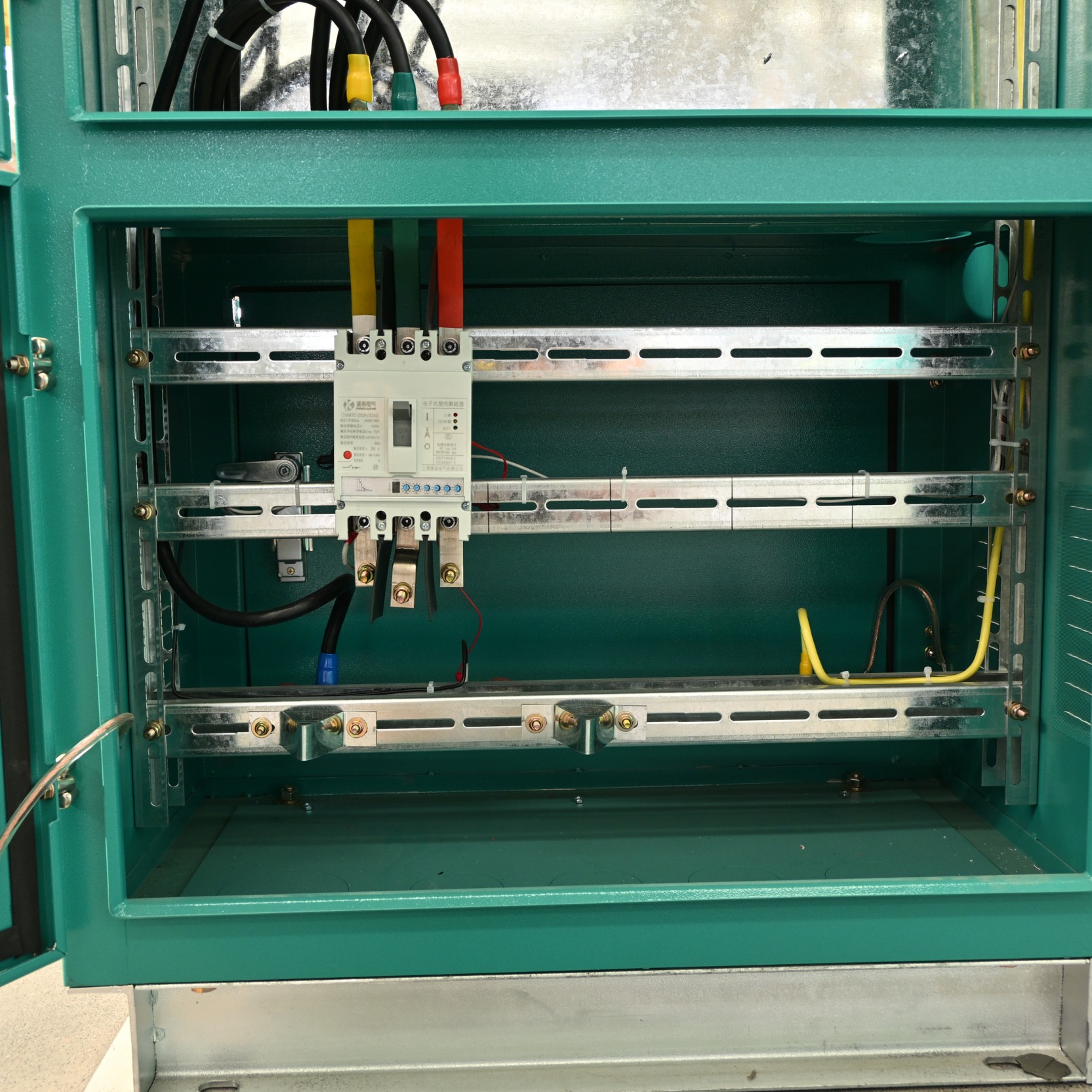 Three-phase metering box