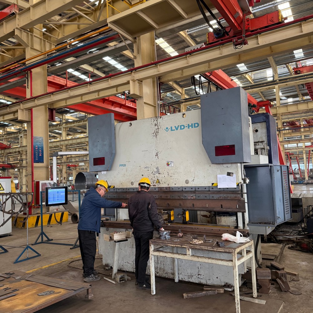 200-ton press brake (2)