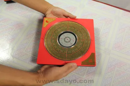 Automatic feng shui compass luo pan