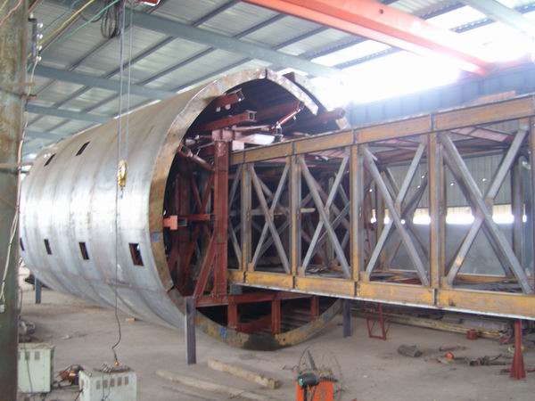 Sistema de cofragem para carrinho de túnel com viga de agulha