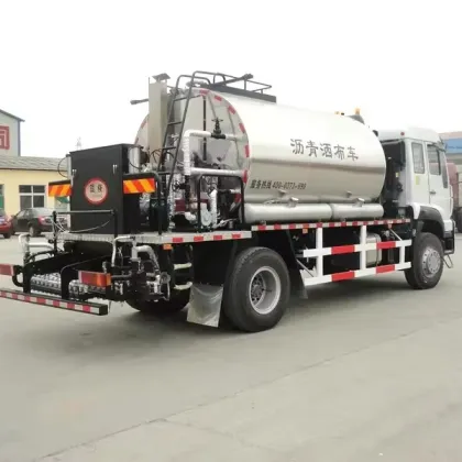 Synchronous Asphalt Gravel Chip Sealer Truck - 2.6m³ Road Asphalt Spreader Machinery