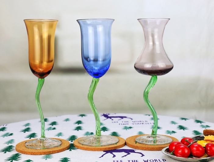 Kreatywne kolorowe kieliszki do wina Creative colorful wine glasses