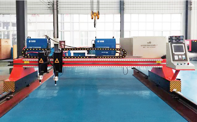 Portal-Doppelplasmaschneidanlage Gantry Double Plasma Cutting Machine