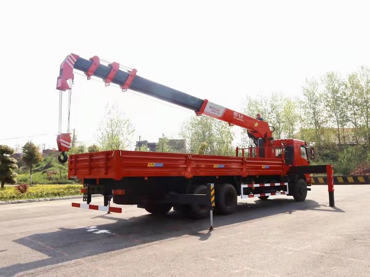 Dongfeng Telescopic Boom Crane للبيع