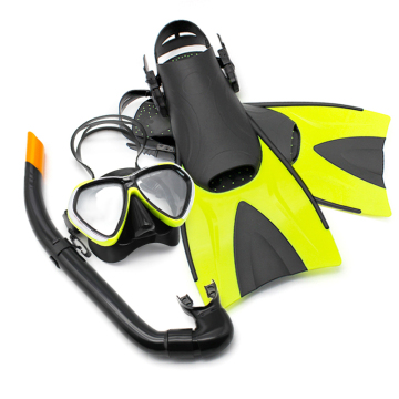 Gli occhiali da immersione ad alta definizione e gli attrezzi da snorkeling per lo snorkeling del mare estivo