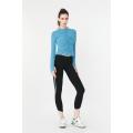 De blauw geplooide yoga -top