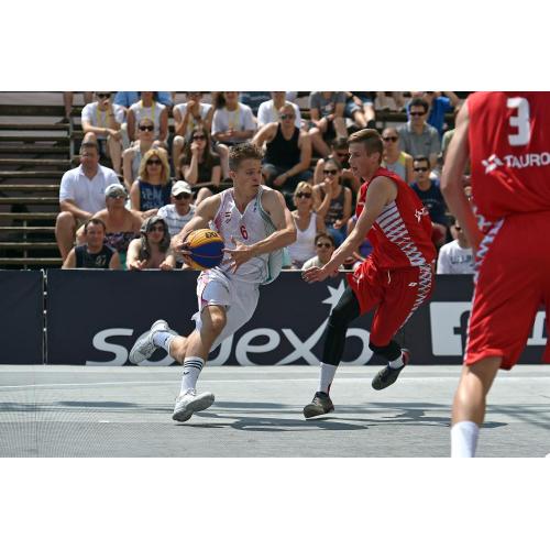 FIBA 3x3 Enlio SES entrelazando baldosas de la cancha deportiva al aire libre 03