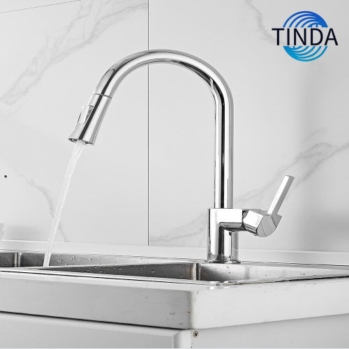 洗練されたデザインのモダンなクロムキッチン蛇口