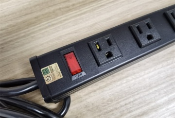Vier-Positions-Outlet-Switched PDU-Steckdosenstreifenstreifen