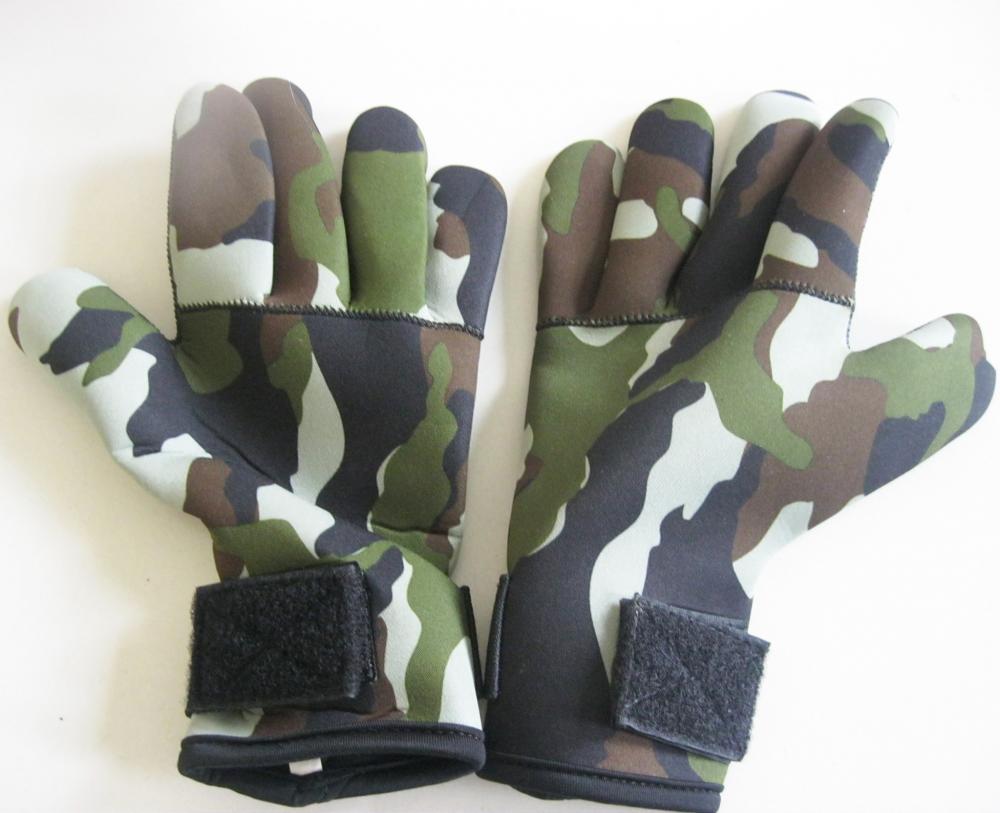 Camouflage blind useful neoprene glove