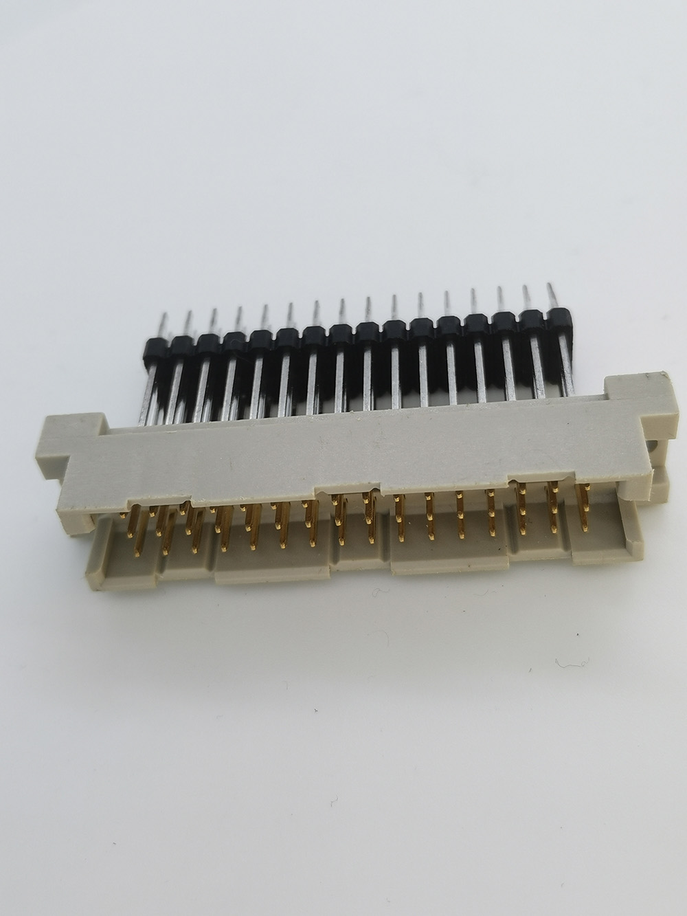 30 pinos Tipo de plugue vertical 0.33R DIN41612 Conectores