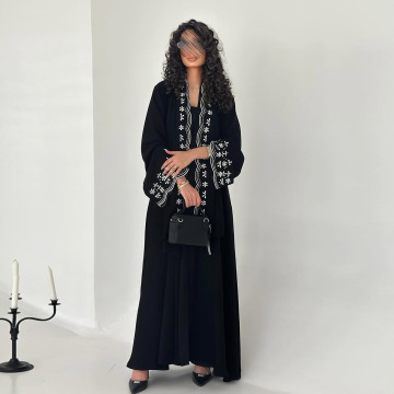 عبای دوزی شده با جزئیات آستین پارچه کرپ روسری