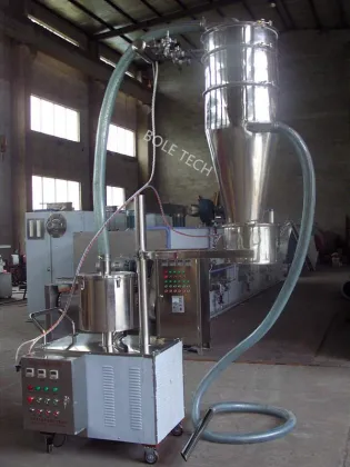 Vacuum feeder conveyor for food industry