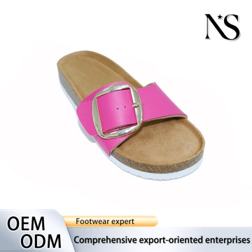 Chanclas de color rosa vibrante con hebilla dorada para el verano