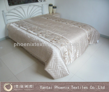 wholesale comfortable embroidered quilted bedding