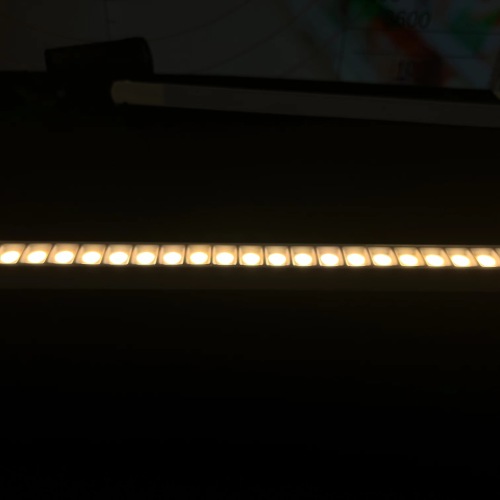 Les lumières linéaires de la piste commerciale fonctionnent avec des projecteurs