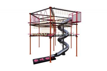 Ciekawy park linowy dla dorosłych i dzieci w pomieszczeniach
