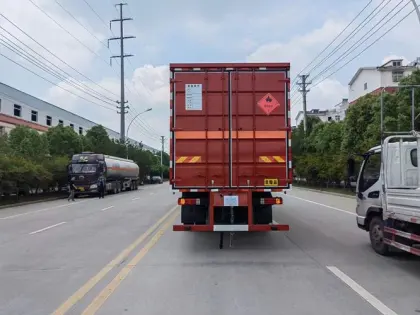 Dongfeng Liuqi small three axle flammable liquid van