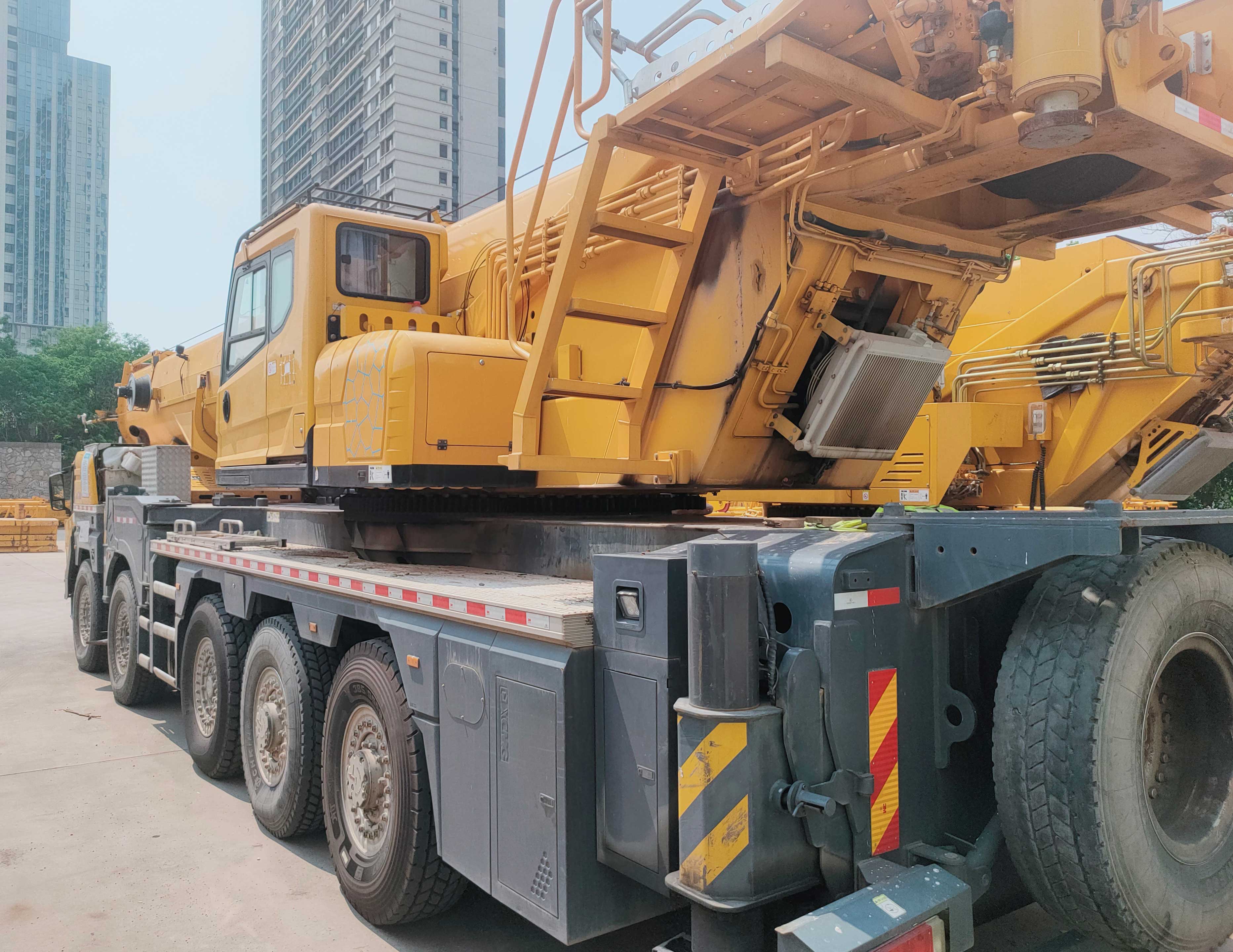 the-rear-view-of-truck-crane-xct130 the-rear-view-of-truck-crane-xct130