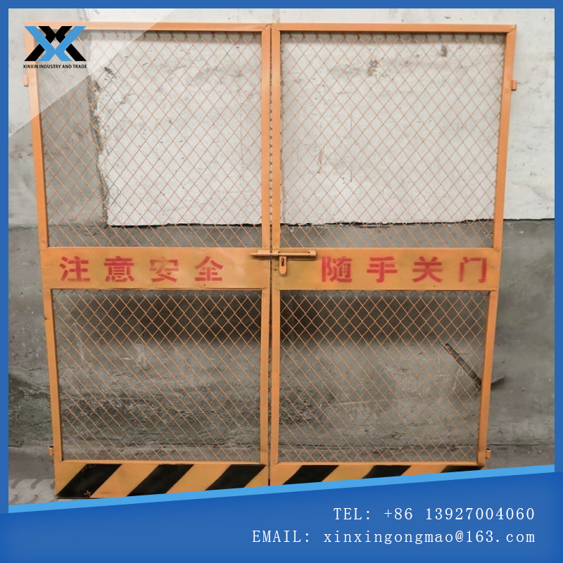 Engineering wellhead protective door elevator safety door