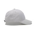 建設された白い野球帽