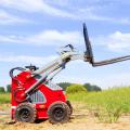 Carregador de skid-steer com quatro em um balde