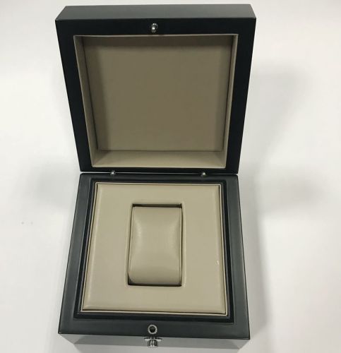 Γυαλιστερό μαύρο ξύλινο κουτί δώρου για ένα ρολόι