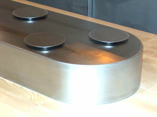 Magnetic food conveyor belt