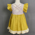 Vestito da bambina giallo lavorato a maglia con fiori fantasia floreale
