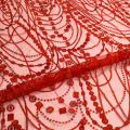 Röd plast-paljetter med spetsbroderi