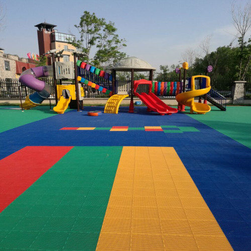 Parque infantil modular de telhas ao ar livre