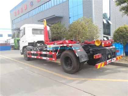Hooklift garbage truck with compressed garbage box