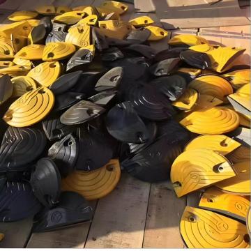 Reflective High Visibility Rubber Speed Bump for Night Use
