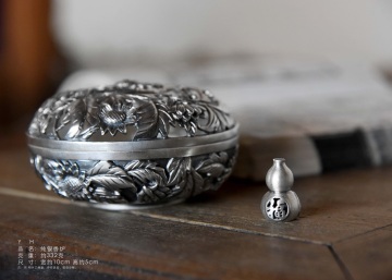 Elegant Chrysanthemum Pattern Incense Burner for Zen Spaces