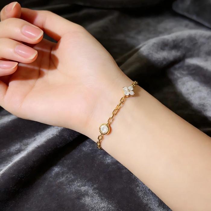 سوار وصلة من الذهب عيار 18 قيراطًا مصنوع من الماس وزهرة البرسيم