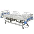Uma cama de hospital com rodas e frenagem central