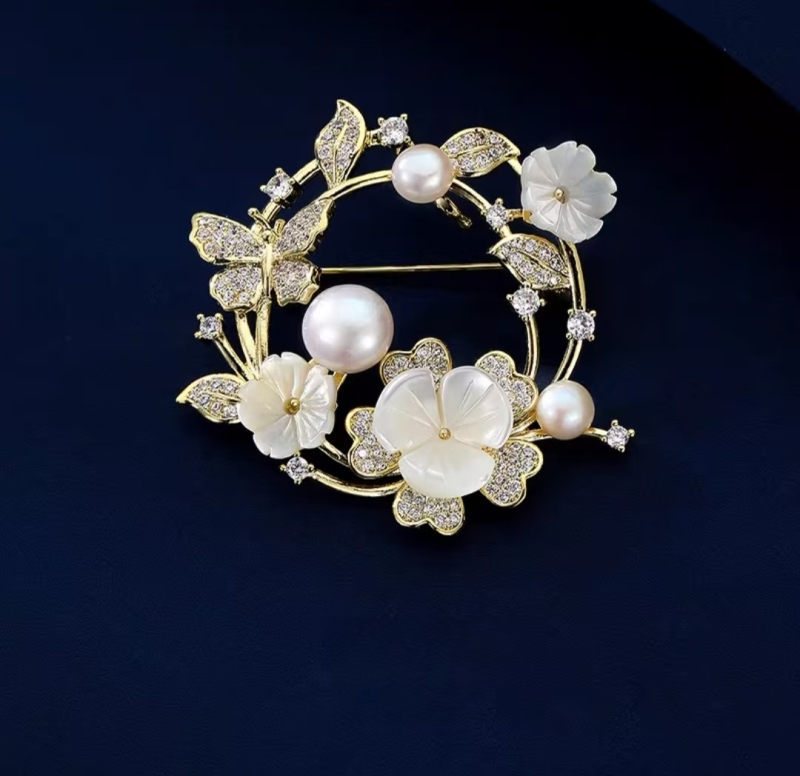Pearl flower round brooch