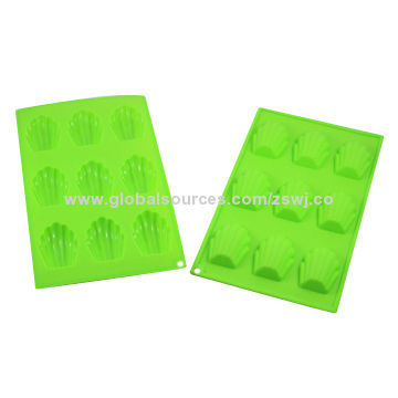 Silicone cake mold, measures 29.4x17.4x1.4cm