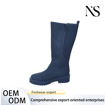 Sapatos modernos com sola grossa