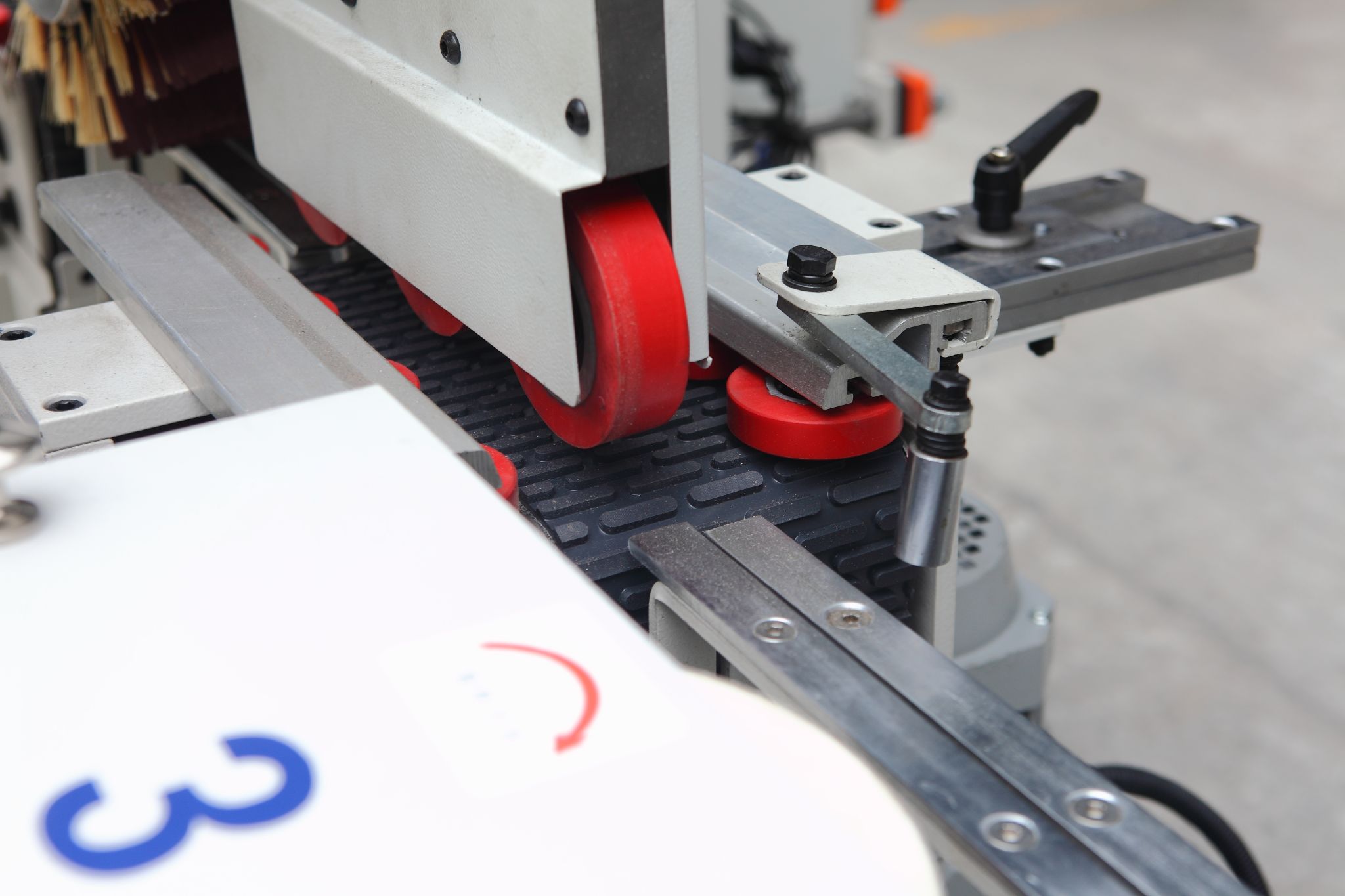 Profile sander for wood linear with fully enclosed dust-proof cover