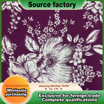 Şık Kırmızı ve Beyaz Çiçekli Rayon Krep