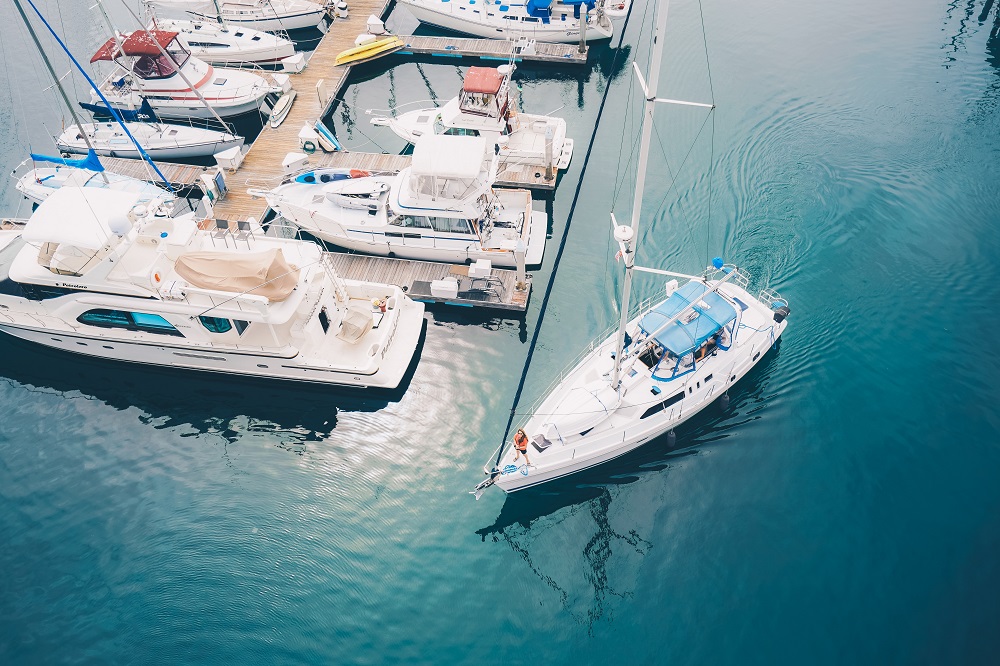 Professioneller Austausch und Installation von Ausrüstung für Schnellboote